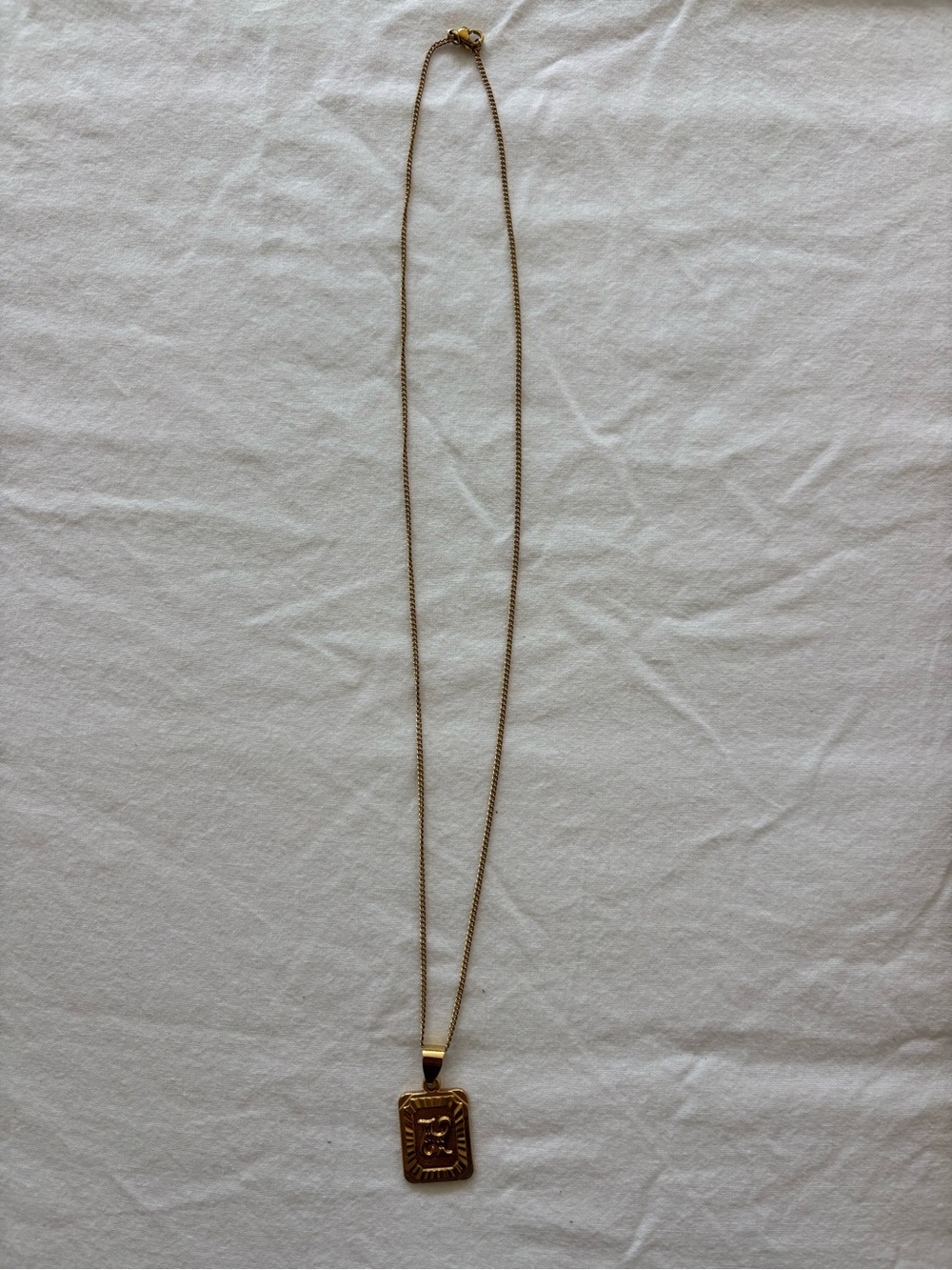 Gold pendant necklace